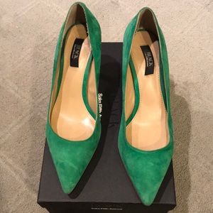 BLACK label Saks green suede pumps